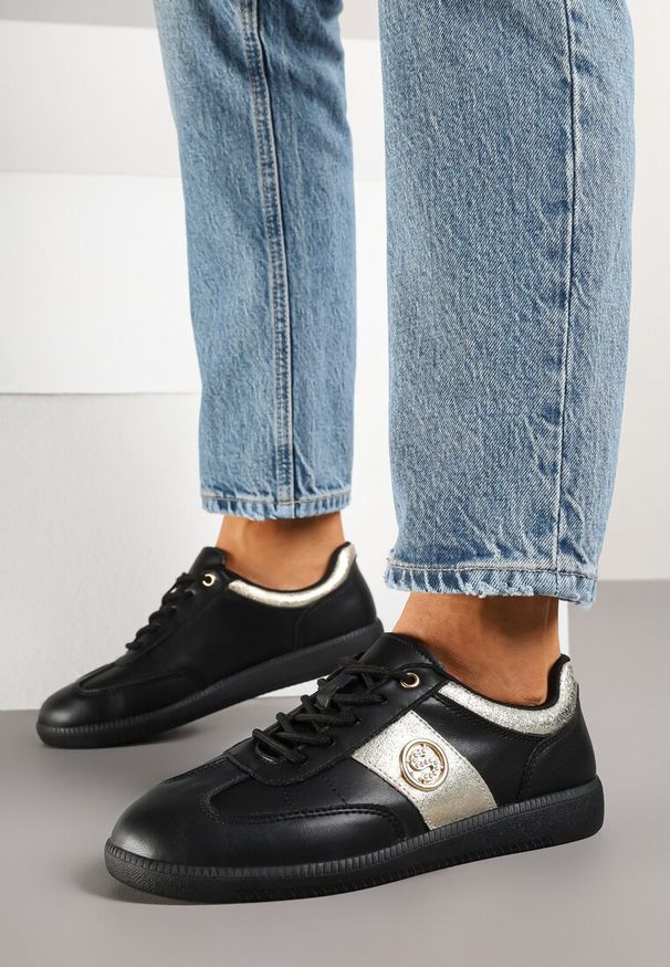 Renee - Czarno-Złote Sneakersy Skórzane Typu Kultowe Tenisówki z Metaliczną Aplikacją Ollisena. Zapięcie: sznurówki. Kolor: czarny. Materiał: skóra. Wzór: aplikacja. Sezon: wiosna, lato. Obcas: na płaskiej podeszwie
