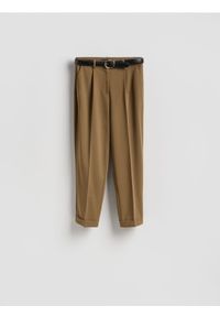 Reserved - Spodnie z paskiem - oliwkowy. Kolor: oliwkowy. Materiał: wiskoza, tkanina #1