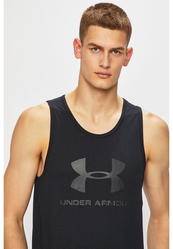 Under Armour - T-shirt. Kolor: czarny. Wzór: nadruk