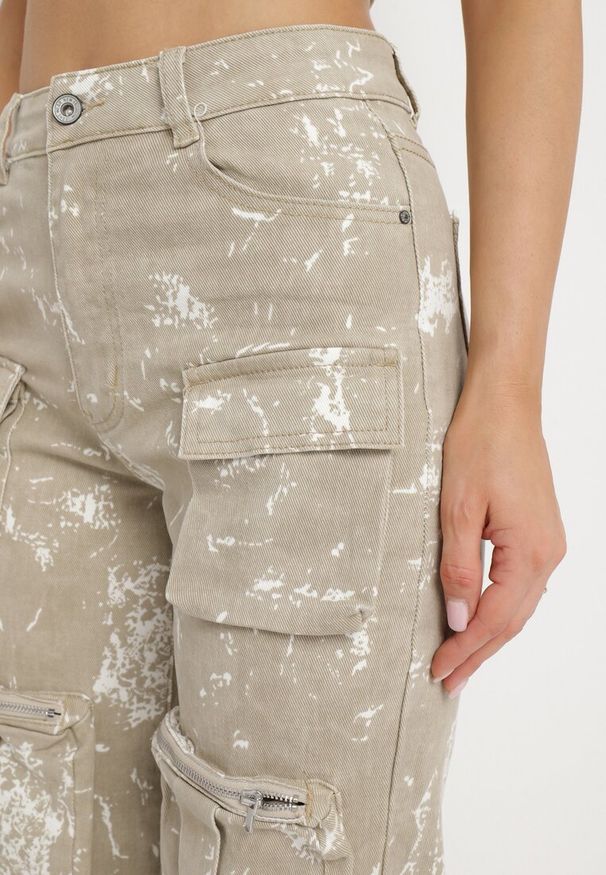 Born2be - Beżowe Jeansy Bojówki z Szerokimi Kieszeniami i Ozdobnym Nadrukiem Nasteria. Kolor: beżowy. Wzór: nadruk