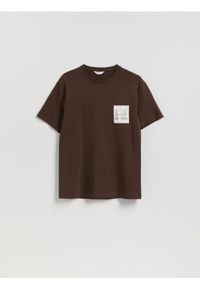 Reserved - T-shirt comfort z nadrukiem - ciemnobrązowy. Kolor: brązowy. Materiał: dzianina, bawełna. Wzór: nadruk #1