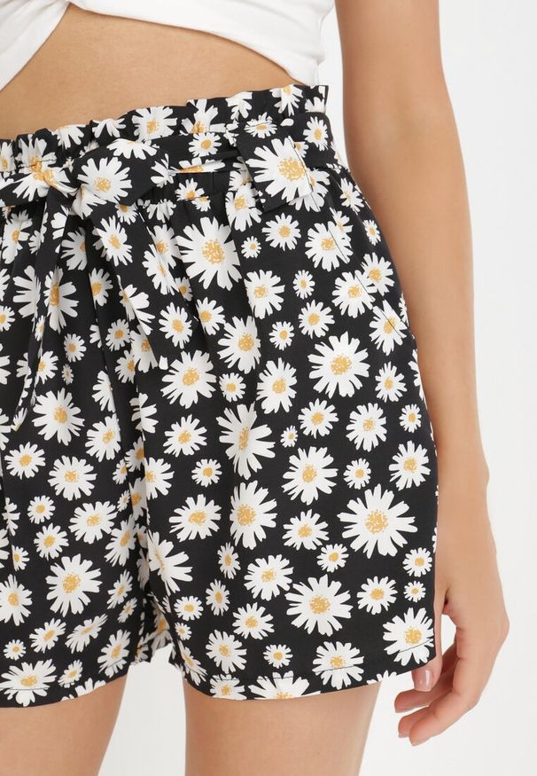 Born2be - Czarne Szorty Thaelochis. Kolor: czarny. Materiał: materiał. Długość: krótkie. Wzór: nadruk, aplikacja. Sezon: lato. Styl: sportowy