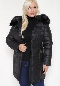 Born2be - Czarna Pikowana Kurtka o Taliowanym Kroju z Odpinanym Kapturem i Futrem Deozora. Okazja: na co dzień. Kolekcja: plus size. Kolor: czarny. Materiał: futro. Wzór: aplikacja. Styl: casual, elegancki #3