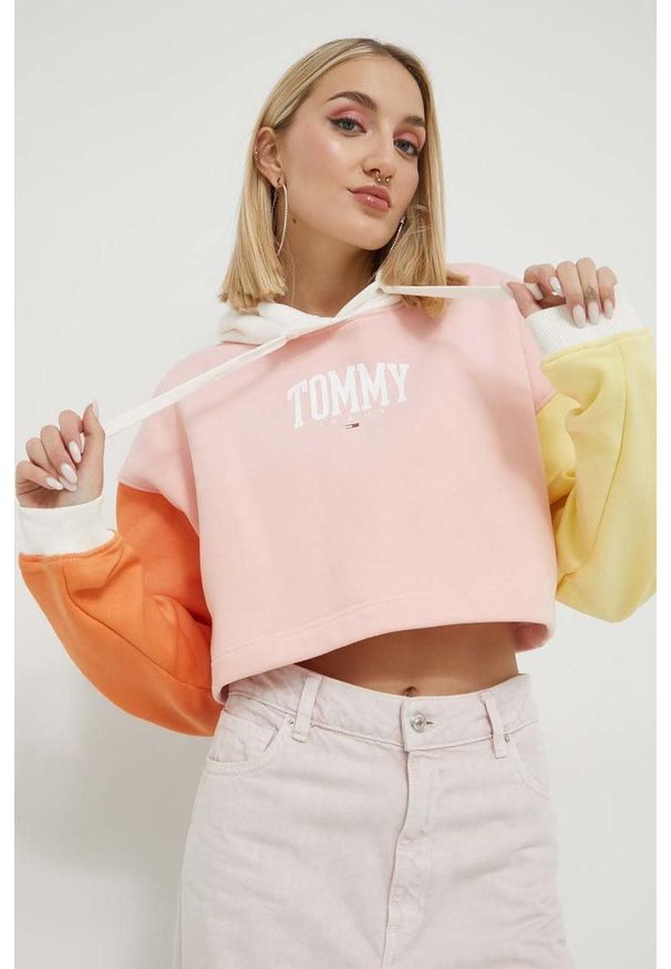 Tommy Jeans bluza damska kolor różowy z kapturem wzorzysta. Typ kołnierza: kaptur. Kolor: różowy. Materiał: bawełna