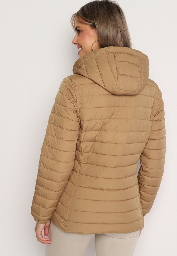Born2be - Ciemnobeżowa Pikowana Kurtka z Kapturem i Sznurkami Miviana. Okazja: na spacer. Typ kołnierza: kaptur. Kolor: beżowy. Materiał: jeans. Długość rękawa: długi rękaw. Długość: długie