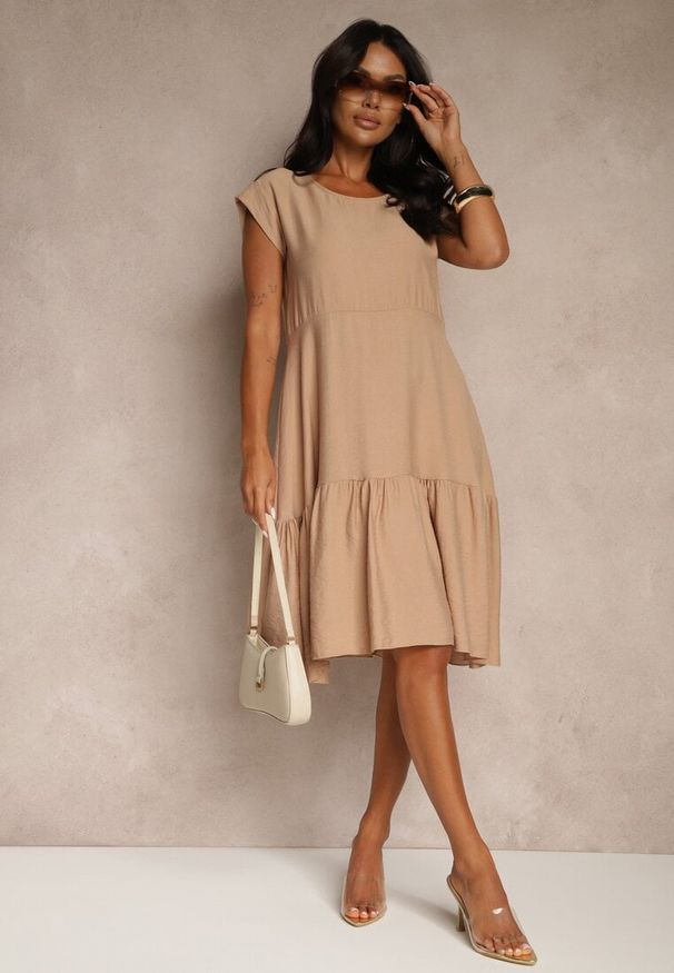 Renee - Jasnobrązowa Rozkloszowana Sukienka z Wiskozy Linurea. Okazja: na co dzień. Kolor: brązowy. Materiał: wiskoza. Typ sukienki: proste. Styl: casual, klasyczny