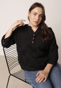 Born2be - Czarna Bluzka Ozdobiona Guzikami i Haftowanymi Kwiatami Delmana. Okazja: na co dzień. Kolekcja: plus size. Kolor: czarny. Materiał: materiał, tkanina. Wzór: aplikacja, kwiaty, haft. Sezon: lato. Styl: klasyczny, casual #7