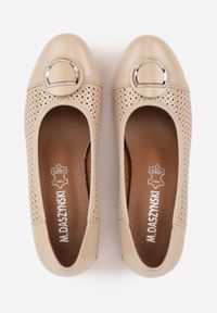 Born2be - Beżowe Ażurowe Czółenka na Słupku ze Skórzaną Wkładką i Ozdobnym Noskiem Cezelia. Okazja: na co dzień. Kolor: beżowy. Materiał: skóra. Wzór: ażurowy. Obcas: na słupku. Styl: casual, elegancki #7