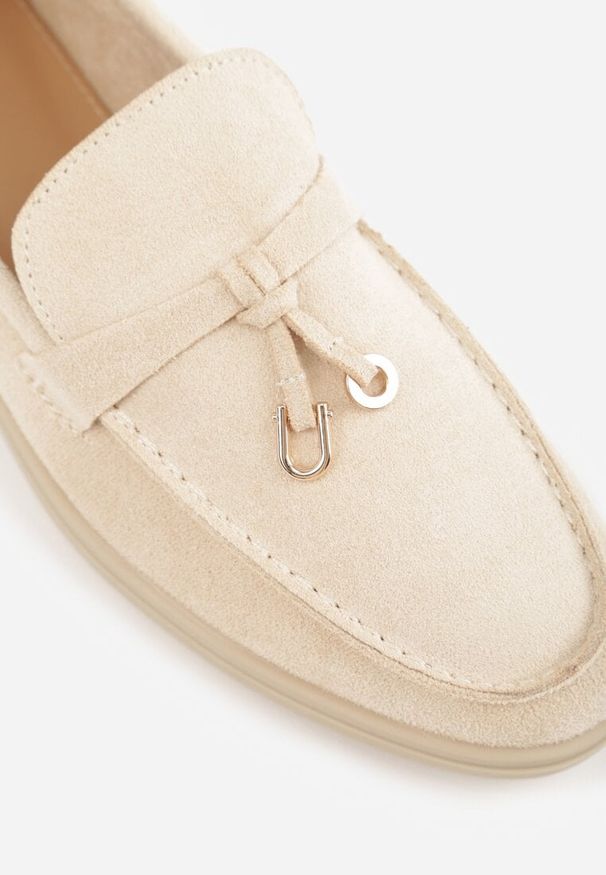 Born2be - Beżowe Mokasyny z Imitacji Zamszu z Ozdobnym Przeszyciem i Zawieszką Veleyra. Okazja: na co dzień, na spotkanie biznesowe, do pracy. Kolor: beżowy. Materiał: zamsz. Styl: casual, biznesowy, klasyczny