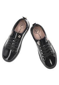 Sneakersy damskie Filippo, wykonane ze skóry naturalnej lakierowanej modny fason na platformie klasyczne sznurowanie oraz miękka wkładka, czarne, DP3. Okazja: na co dzień. Zapięcie: sznurówki. Kolor: czarny. Materiał: skóra, lakier. Szerokość cholewki: normalna. Obcas: na platformie #4