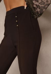Renee - Brązowe Spodnie Dzwony High Waist Ozdobione Metalicznymi Aplikacjami Avonelle. Okazja: na co dzień. Stan: podwyższony. Kolor: brązowy. Materiał: skóra. Wzór: aplikacja. Styl: klasyczny, casual, elegancki #4