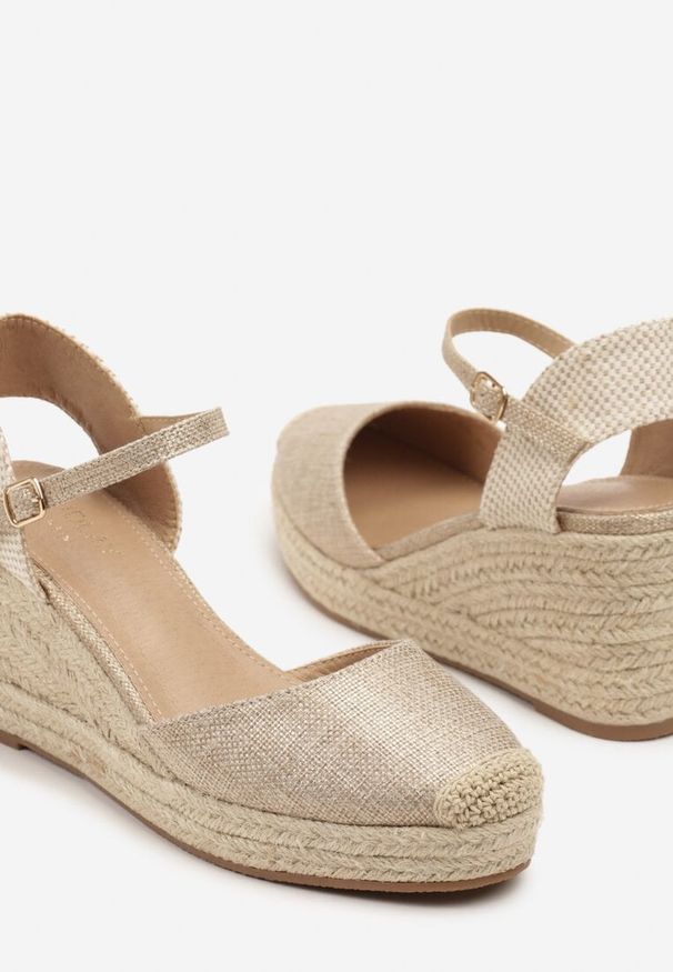 Born2be - Złote Sandały na Plecionym Koturnie Talurra. Zapięcie: sprzączka. Kolor: złoty. Sezon: lato. Obcas: na koturnie. Styl: elegancki