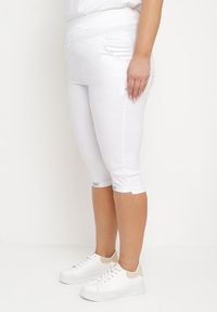 Born2be - Białe Spodnie z Wysokim Stanem i Gumką w Pasie z Nogawkami Długości 3/4 Tanese. Stan: podwyższony. Kolekcja: plus size. Kolor: biały. Styl: elegancki