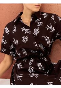 Sinsay - Haftowana sukienka mini z wiskozą i domieszką lnu - wielobarwny. Materiał: wiskoza, len. Wzór: haft. Długość: mini #1