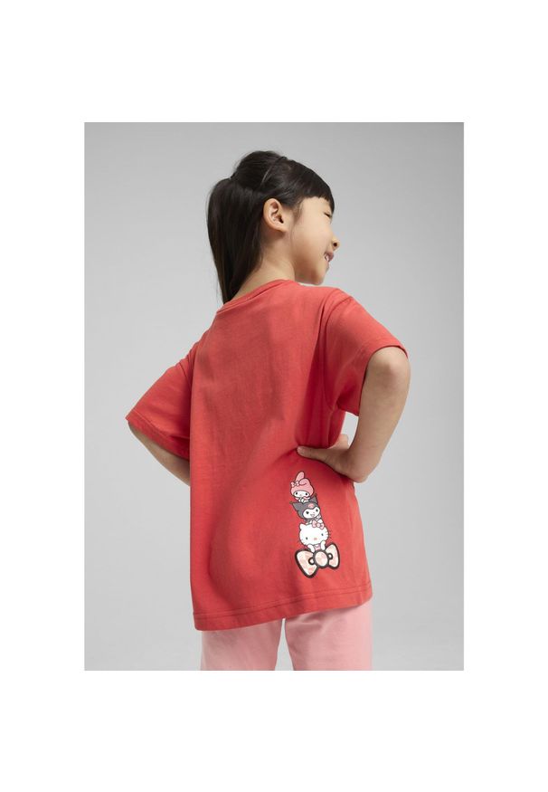 Puma - Dziecięca luźna koszulka PUMA x HELLO KITTY AND FRIENDS z grafiką PUMA Red Fire. Kolor: czerwony. Wzór: motyw z bajki