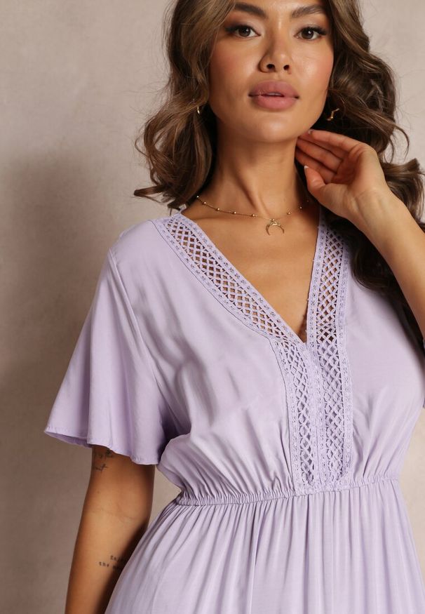 Renee - Fioletowa Rozkloszowana Sukienka Maxi z Gumką w Talii i Koronkowym Dekoltem Cheteia. Kolor: fioletowy. Materiał: koronka. Sezon: lato, wiosna. Długość: maxi