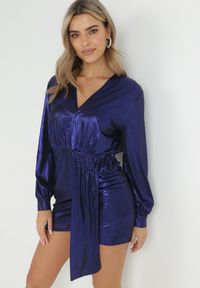 Born2be - Granatowa Błyszcząca Sukienka Mini z Kopertowym Dekoltem i Bufiastym Rękawem Birger. Kolor: niebieski. Materiał: tkanina. Długość rękawa: długi rękaw. Typ sukienki: kopertowe. Długość: mini #1
