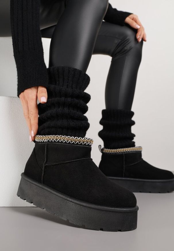 Renee - Czarne Śniegowce na Platformie z Haftem przy Cholewce Sewnera. Okazja: na co dzień, na spacer. Kolor: czarny. Materiał: dzianina, jeans, puch. Szerokość cholewki: normalna. Wzór: haft. Sezon: zima. Obcas: na platformie. Styl: casual