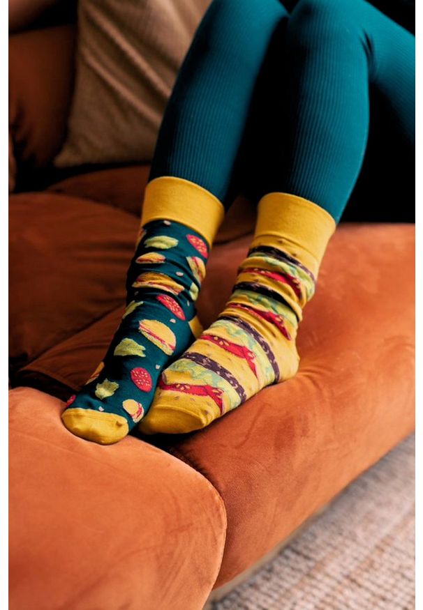 More - Skarpetki, Czarno-Żółte w Hamburgery, Asymetryczne, Dwie Różne Skarpetki, Męskie -MORE. Kolor: złoty, wielokolorowy, żółty. Materiał: elastan, bawełna, poliamid