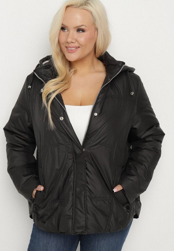 Born2be - Czarna Pikowana Kurtka z Odpinanym Kapturem i Kieszeniami Vilbia. Okazja: na co dzień, na spacer. Kolekcja: plus size. Kolor: czarny. Materiał: jeans, poliester. Styl: sportowy, elegancki, casual