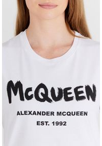 Alexander McQueen - ALEXANDER MCQUEEN Biały t-shirt damski z logo, Rozmiar 44. Kolor: biały. Materiał: prążkowany, bawełna. Wzór: nadruk #2