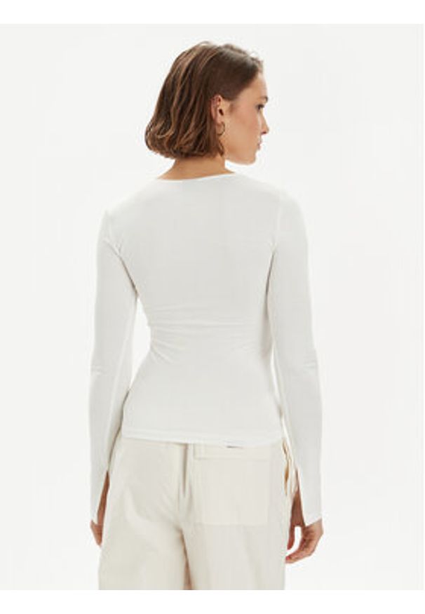 Gina Tricot Bluzka 20789 Biały Slim Fit. Kolor: biały. Materiał: wiskoza