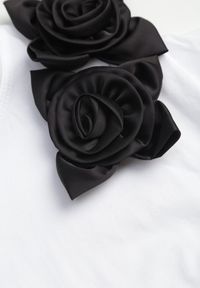 Born2be - Biało-Czarny Klasyczny T-shirt z Bawełny Zdobiony Aplikacją 3D w Kształcie Kwiatów Noebel. Okazja: na co dzień. Kolor: biały. Materiał: bawełna. Wzór: aplikacja, kwiaty. Styl: klasyczny #6