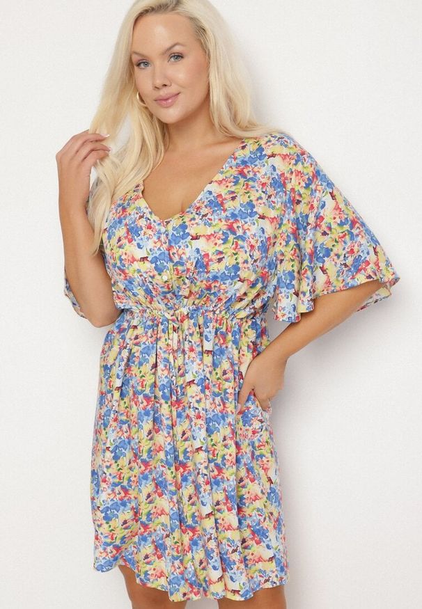 Born2be - Niebieska Sukienka z Wiskozy Ściągana w Talii w Kwiaty Liranette. Okazja: na co dzień. Typ kołnierza: dekolt w serek. Kolor: niebieski. Materiał: wiskoza. Wzór: kwiaty. Styl: klasyczny, casual, elegancki