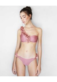 LA REVECHE - Różowy top od bikini Rasha. Kolor: różowy, wielokolorowy, fioletowy. Materiał: tkanina. Wzór: aplikacja, kwiaty