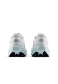 Buty męskie New Balance FuelCell Rebel v5 MFCX1WY – białe. Kolor: szary. Materiał: materiał, syntetyk, guma. Szerokość cholewki: normalna. Wzór: geometria. Sport: fitness, bieganie #5