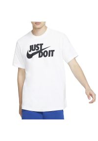 Koszulka Nike Sportswear JDI AR5006-100 - białe. Kolor: biały. Materiał: materiał, bawełna. Długość rękawa: krótki rękaw. Długość: krótkie. Wzór: napisy, aplikacja