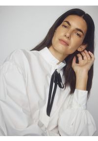 Reserved - Koszula z broszką - biały. Kolor: biały. Materiał: bawełna, tkanina #1