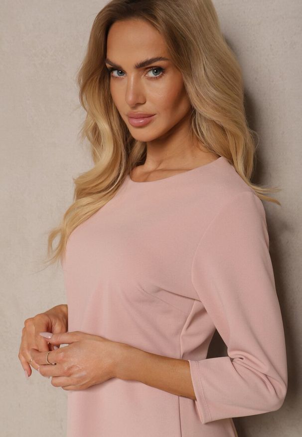 Renee - Różowa Sukienka o Trapezowym Kroju z Dłuższym Tyłem Gemivra. Okazja: na co dzień, na spacer. Kolor: różowy. Typ sukienki: trapezowe. Styl: klasyczny, casual
