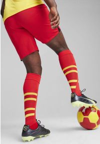 Puma - Szorty meczowe RC Lens 2024/25. Kolor: czerwony, żółty, wielokolorowy. Sport: piłka nożna