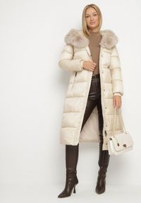 Born2be - Beżowa Długa Kurtka Puchowa z Pikowanymi Przeszyciami i Kapturem z Futrem Zevea. Okazja: na spacer, na co dzień. Kolor: beżowy. Materiał: futro, puch. Długość: długie. Styl: elegancki, casual #3