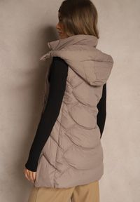 Renee - Ciemnobeżowa Pikowana Kamizelka z Odpinanym Kapturem Tulanea. Okazja: na co dzień. Kolor: beżowy. Materiał: jeans. Styl: casual #4