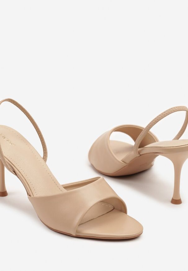 Renee - Ciemnobeżowe Sandały Vices na Obcasie Typu Szpilka z Elastycznym Paskiem Evastaria. Okazja: na co dzień. Zapięcie: pasek. Kolor: beżowy. Materiał: jeans. Obcas: na obcasie. Styl: elegancki, casual, wizytowy. Wysokość obcasa: średni