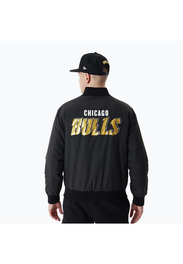 Kurtka męska New Era NBA Script BP Bomber Chicago Bulls. Kolor: czarny