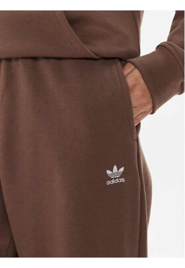 Adidas - adidas Spodnie dresowe adicolor Essentials IR5974 Brązowy Regular Fit. Kolor: brązowy. Materiał: bawełna