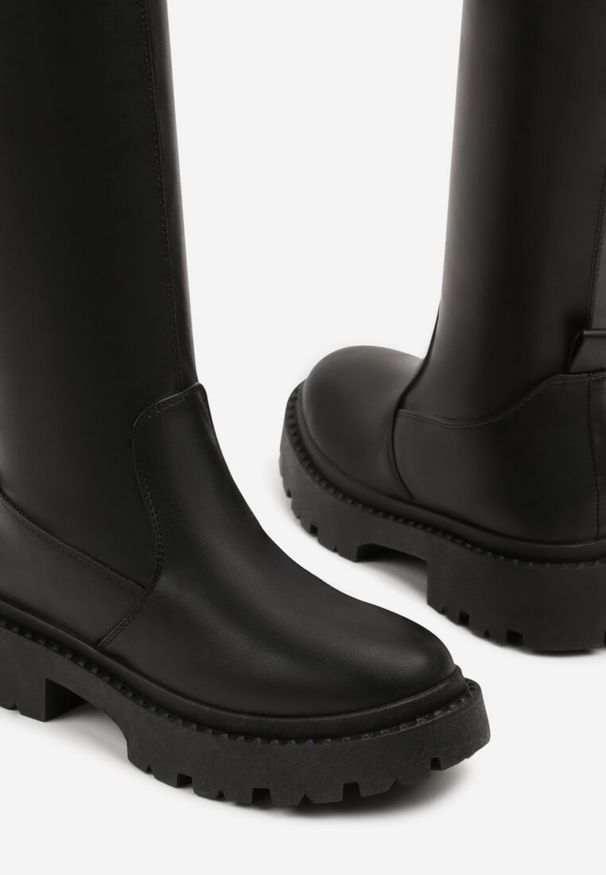 Renee - Czarne Kozaki Vices z Przylegającą Cholewką w Klasycznym Stylu Olexina. Okazja: na randkę, na co dzień. Kolor: czarny. Materiał: jeans, skóra. Szerokość cholewki: normalna. Styl: klasyczny