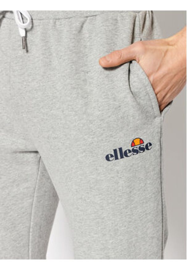 Ellesse Spodnie dresowe Granite SHK12643 Szary Regular Fit. Kolor: szary. Materiał: dresówka, bawełna