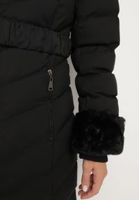 Born2be - Czarna Pikowana Kurtka Zimowa z Paskiem i Futerkowymi Obszyciami z Możliwością Odpięcia Hedirra. Okazja: na co dzień. Kolor: czarny. Materiał: jeans, futro. Długość rękawa: długi rękaw. Długość: długie. Sezon: zima. Styl: elegancki, casual #3