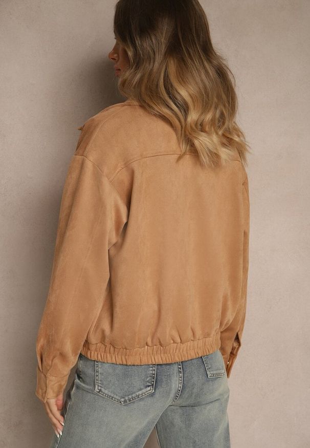 Renee - Beżowa Przejściowa Kurtka Bomberka o Koszulowym Kroju z Imitacji Zamszu Irvila. Kolor: beżowy. Materiał: zamsz. Styl: elegancki