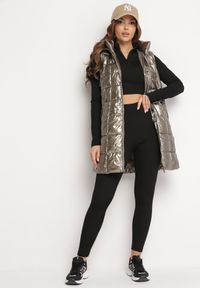 Born2be - Złota Kamizelka z Wypukłym Pikowaniem Kapturem i Lakierowanym Efektem Damess. Kolor: złoty. Materiał: lakier. Długość: długie. Wzór: aplikacja #4