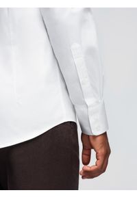 Ombre Clothing - Klasyczna męska koszula SLIM FIT z tkaniny satynowej – biała V1. Okazja: na spotkanie biznesowe, do pracy, na co dzień. Typ kołnierza: kołnierzyk klasyczny. Kolor: biały. Materiał: satyna, tkanina. Wzór: gładki. Styl: klasyczny