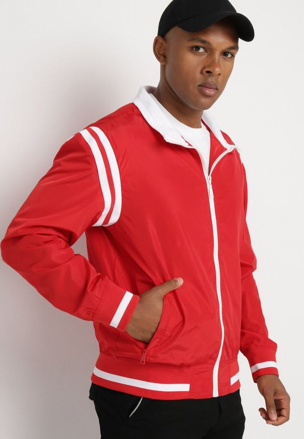 Born2be - Czerwona Kurtka Bomberka z Gumką w Pasie Ozdobiona Paskami Nevetas. Kolor: czerwony. Materiał: bawełna. Długość rękawa: długi rękaw. Długość: długie. Wzór: aplikacja. Styl: sportowy