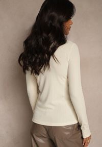 Renee - Beżowa Klasyczna Bluzka Longsleeve z Golfem Raleia. Okazja: na co dzień. Typ kołnierza: golf. Kolor: beżowy. Długość rękawa: długi rękaw. Styl: klasyczny #4
