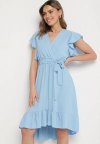 Born2be - Jasnoniebieska Rozkloszowana Sukienka Ozdobiona Falbanką i Paskiem Natiellea. Okazja: na co dzień. Typ kołnierza: kołnierz z falbankami. Kolor: niebieski. Wzór: aplikacja. Styl: casual