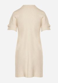 Born2be - Jasnobeżowa Sweterkowa Sukienka Trapezowa Ozdobiona Aplikacjami i Perełkami Iletusa. Okazja: na co dzień, do pracy. Kolor: beżowy. Wzór: aplikacja. Typ sukienki: trapezowe. Styl: klasyczny, casual, elegancki. Długość: midi #3