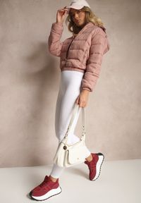 Renee - Ciemnoróżowa Kurtka z Odpinanym Kapturem Ozdobiona Pikowaniem Jolvesa. Okazja: na co dzień, na spacer. Kolor: różowy. Materiał: jeans. Wzór: aplikacja. Styl: elegancki, casual
